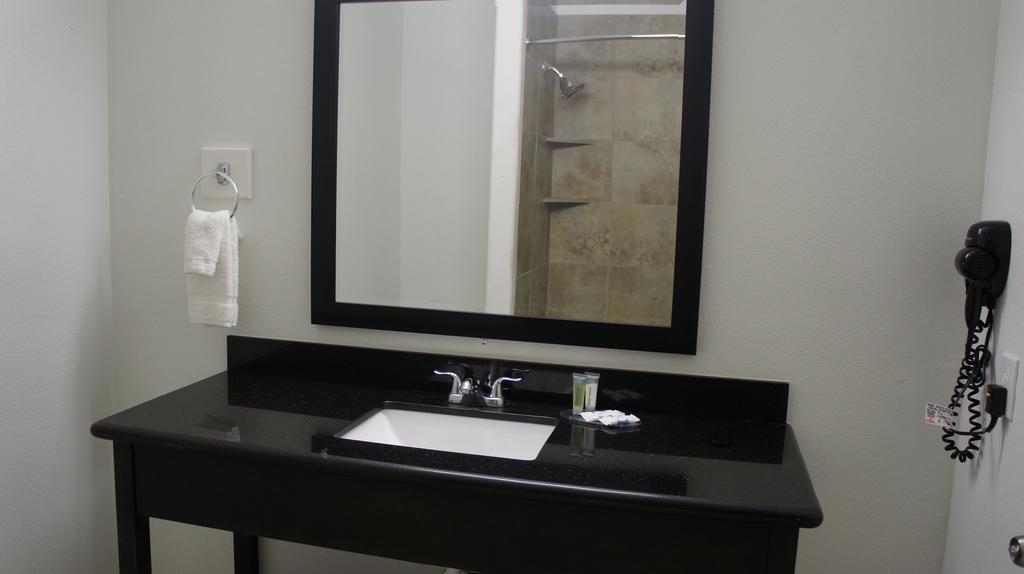 Lux Inn And Suites Three Rivers Номер фото