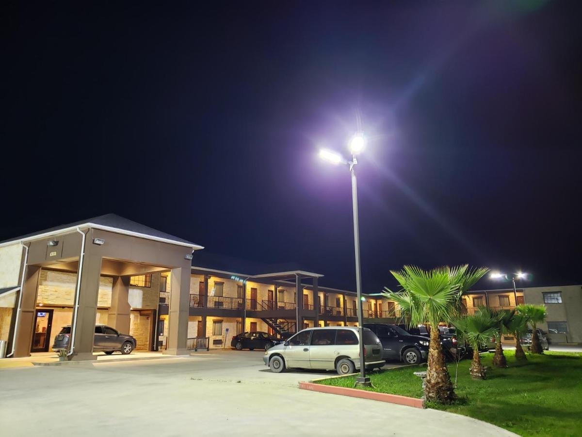 Lux Inn And Suites Three Rivers Екстер'єр фото