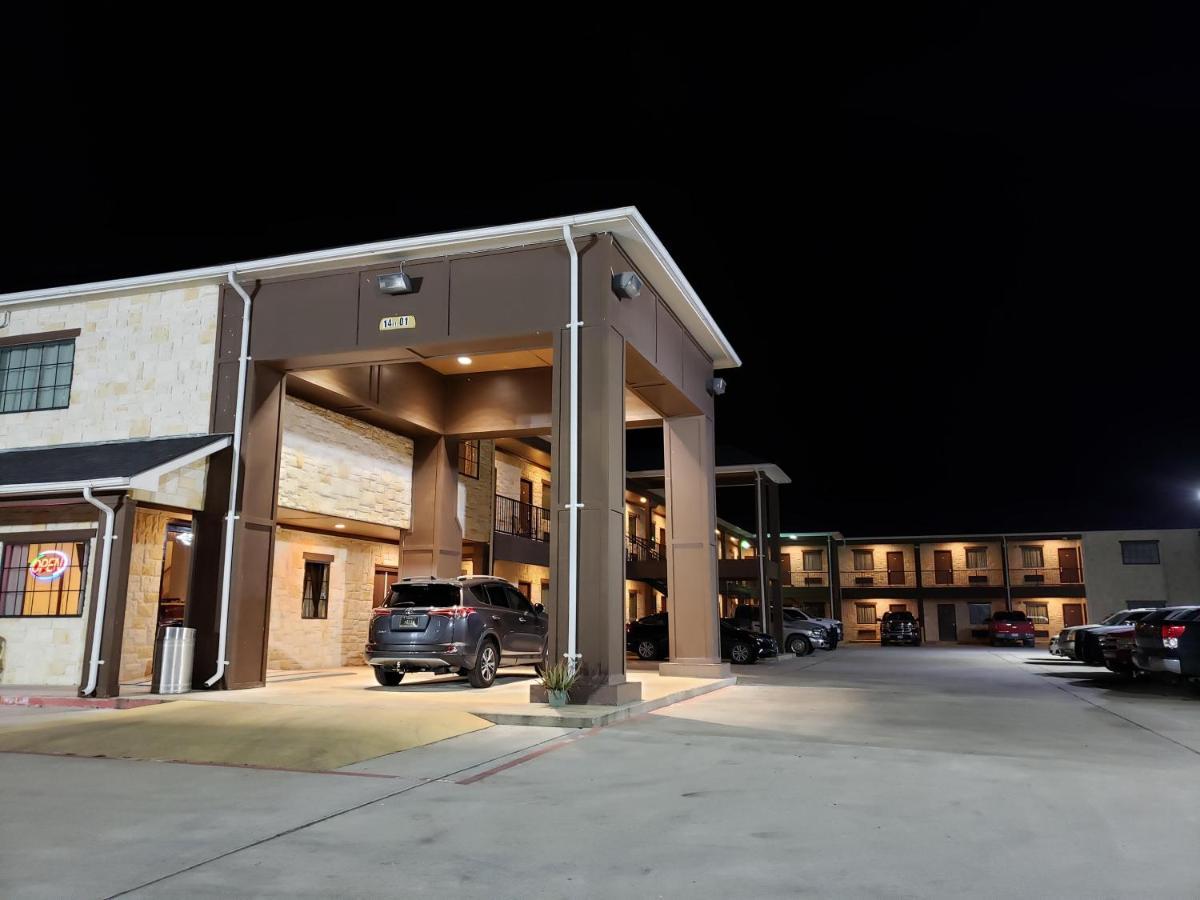 Lux Inn And Suites Three Rivers Екстер'єр фото